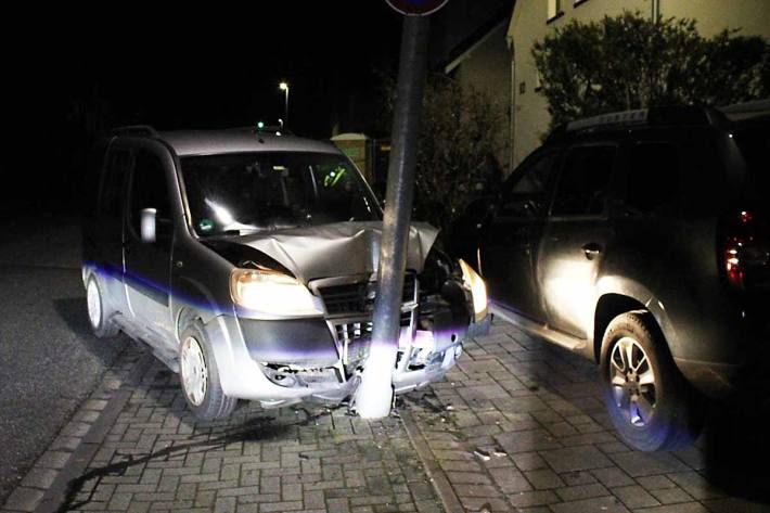 Ein Atemalkoholvortest ergab in Bergisch Gladbach über 2 Promille und der Mann konnte sich kaum auf den Beinen halten