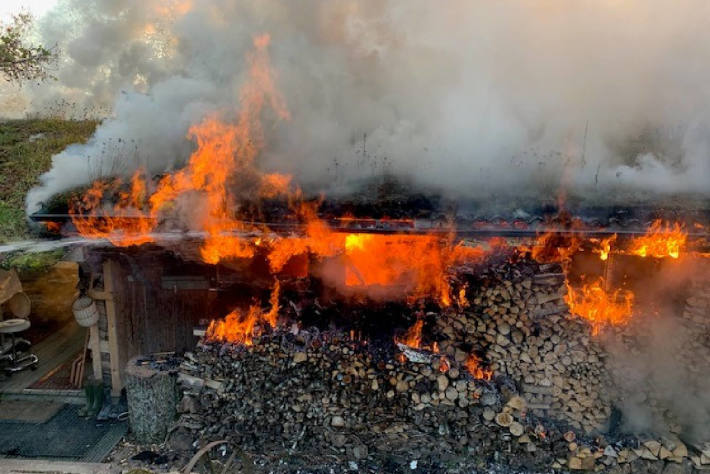 Brand verwüstet Wochenendhaus in Oberlunkhofen