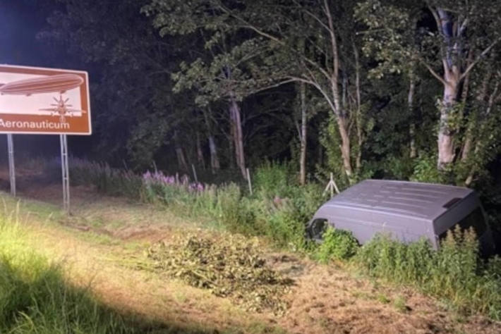 Fahrer muss nach Unfall auf der A27 aufwändig aus seinem Fahrzeug befreit werden