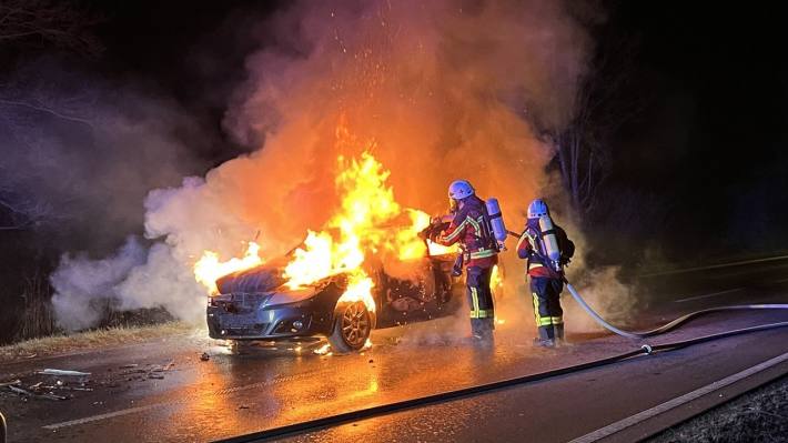 Fahrzeug in Flammen aufgegangen