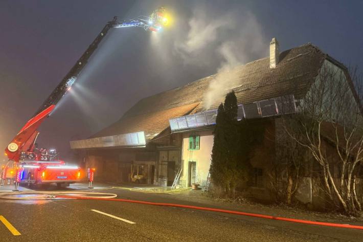 Beim Brand in Oberbuchsiten musste die Hauptstrasse gesperrt werden.