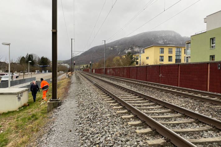 Unbekannte legen Steine auf Bahngleis