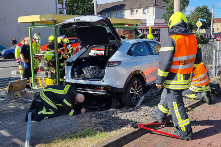 Fußgängerin nach schrecklichem Unfall unter Fahrzeug eingeklemmt