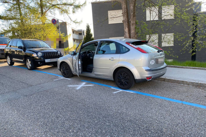 E-Bike-Fahrer prallt gegen Autotüre