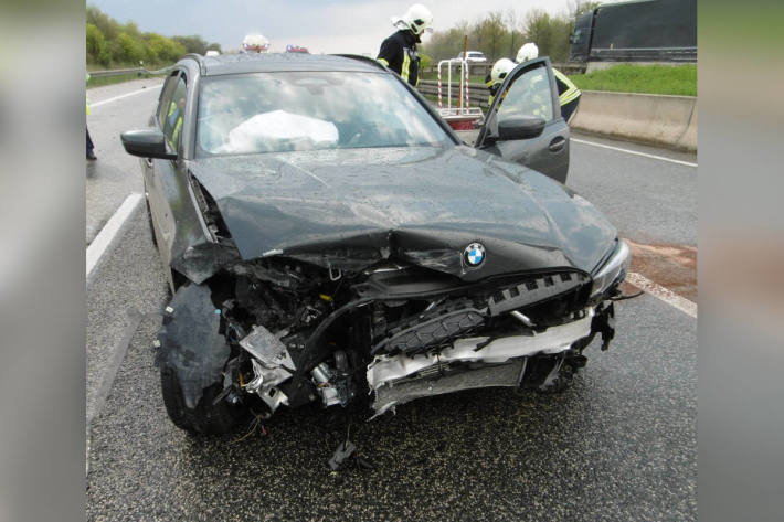 Unfall mit verletzter Person und hohem Sachschaden auf der A4 bei Weimar