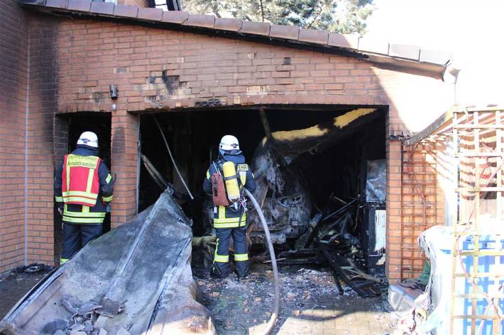 Die Garage samt in Düren der darin eingestellten Fahrzeuge, dem Inventar und Teile des Hausdaches wurden Raub der Flammen