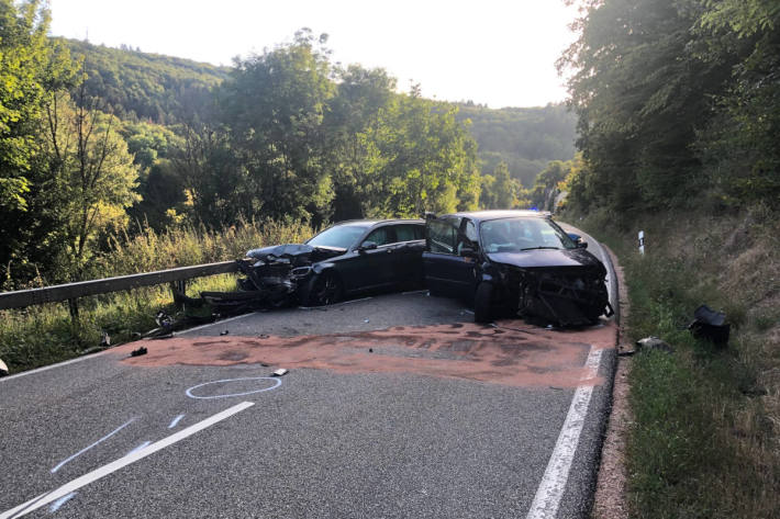 Verunfallte PKW auf der L 242 bei  Stromberg