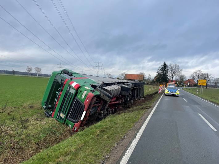 Ein LKW liegt vollständig im Straßengraben