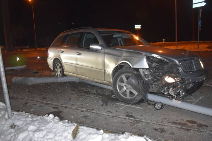 Der Lenker im Mercedes blieb beim Unfall in Gettnau unverletzt.