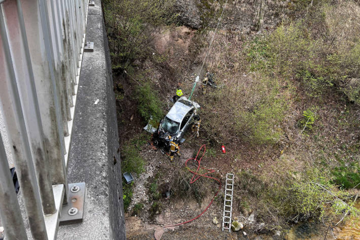  Auto landet in Bachbord