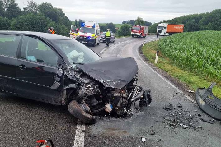 Eine Umleitung wurde eingerichtet, da aufgrund der unübersichtlichen Kurve beide Fahrtrichtungen während des Einsatzes für den Verkehr gesperrt wurden