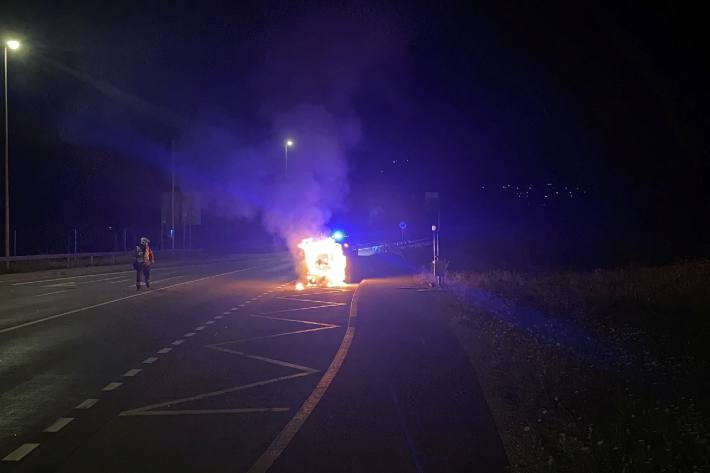 Ein Fahrzeug ist in Pratteln im Kanton Basel-Land in Flammen gestanden.