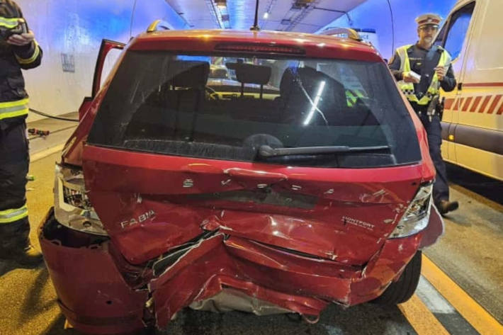 Die drei Unfallfahrzeuge wurden abgeschleppt