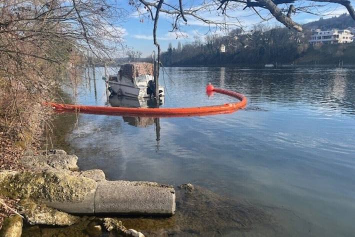 Ölsperren errichtet