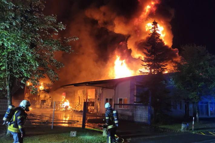 Gebäudebrand in einem Industriegebiet in Lennestadt-Altenhundem.