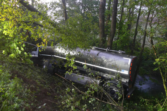Milchlastzug kommt von der Fahrbahn ab Lindlar