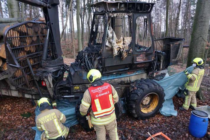 Bei Waldarbeiten war dort ein bereits mit ca. 10 Tonnen Holz beladener sogenannter Rückezug in Brand geraten