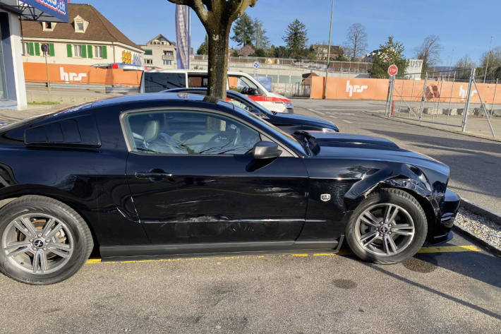 Streifkollision zwischen zwei Personenwagen in Muttenz