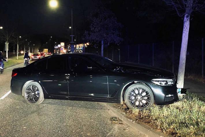Fahrzeug prallt gegen einen Baum in Trier