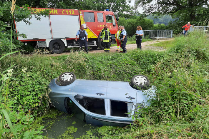 Auto in Wassergraben gerutscht in Kleve-Rindern