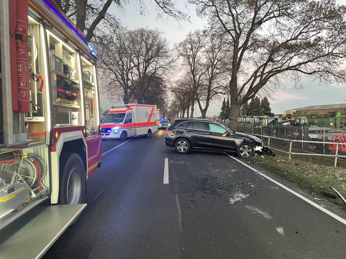 Feuerwehr befreit eingeschlossene Person aus Fahrzeug nach schwerem Unfall