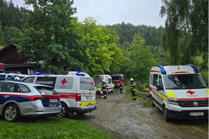 Die Bergrettung befreite die Verunfallten gemeinsam mit der Feuerwehr aus dem Gelände.