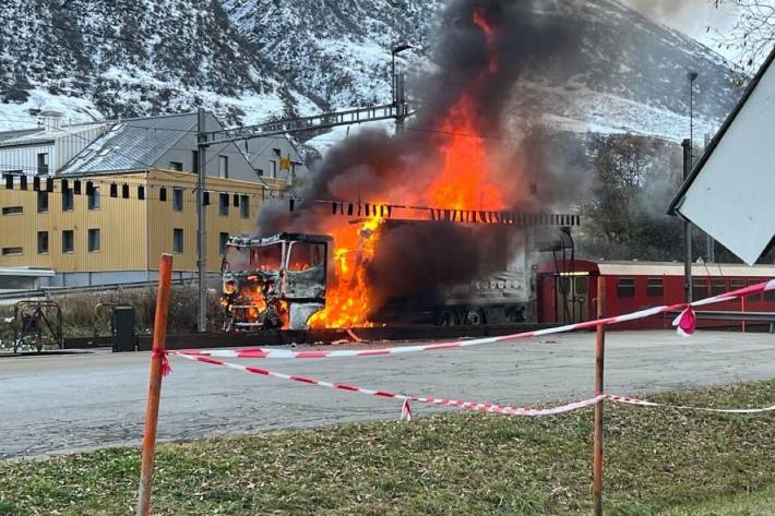 In Realp brannte heute ein Lastwagen auf dem Autoverlad.