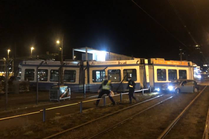 In Zürich ist heute ein Tram nach einer Kollision entgleist.