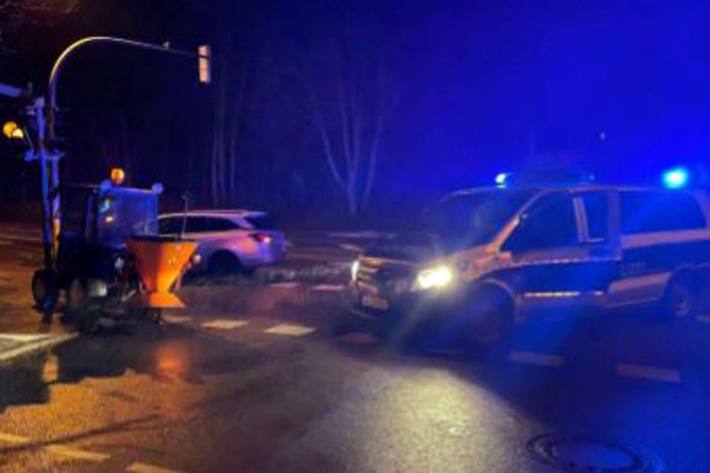 Ein noch unbekannter Täter hatte in Kiel zuvor einen Streuwagen gestohlen