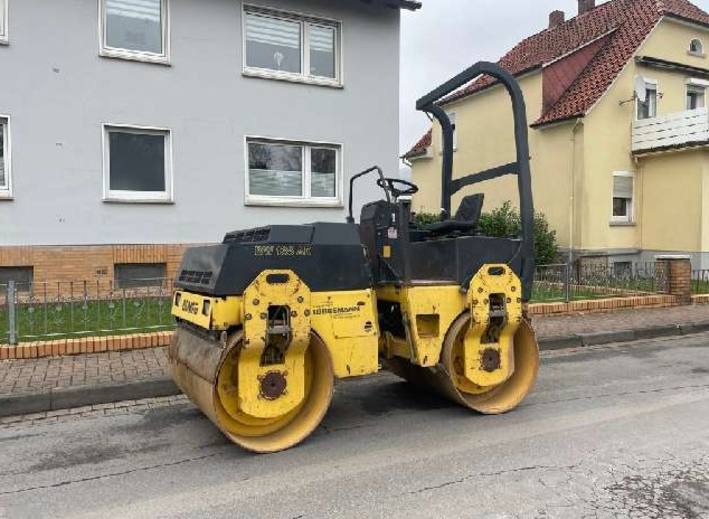 Unbekannte versuchen eine Straßenwalze zu stehlen