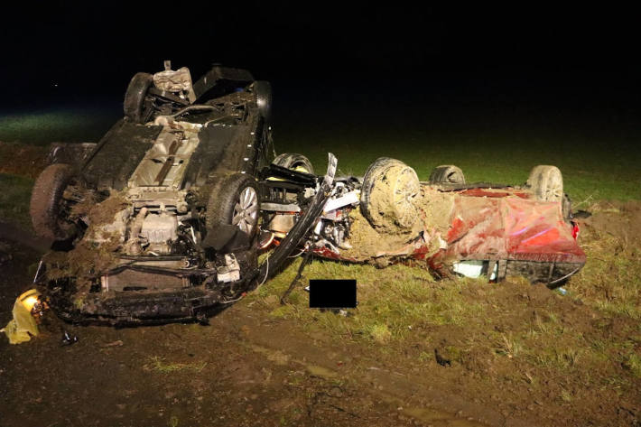 Zwei Autos überschlagen sich auf der A2