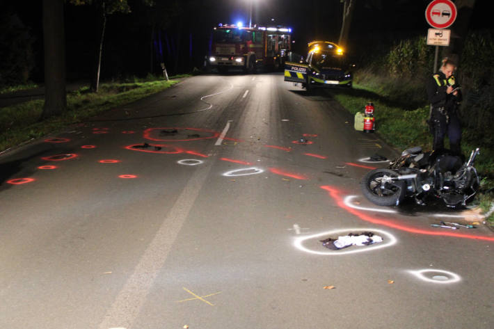 Rollerfahrer prallt gegen Baum