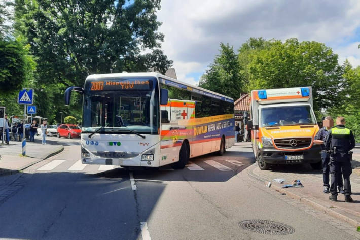 43-jähriger Fußgänger am Stader Bahnhof von Bus touchiert und schwer verletzt