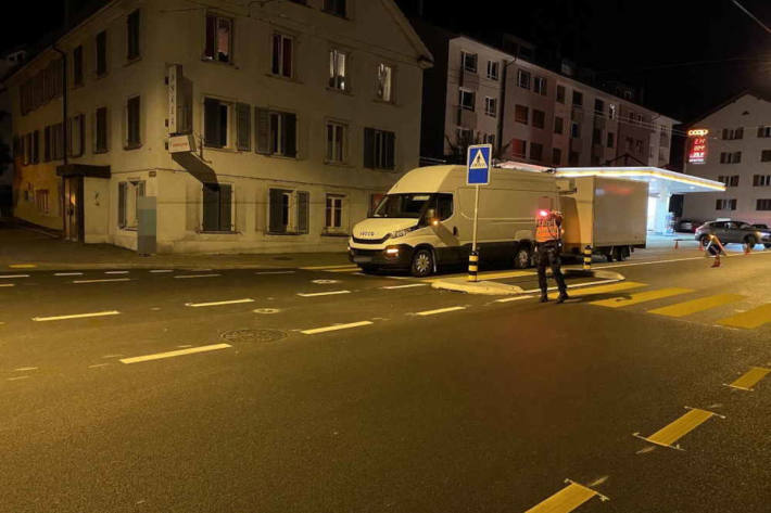 Frau auf Fussgängerstreifen von Lieferwagen angefahren