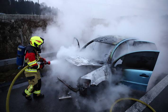 Auto geht während der Fahrt in Flammen auf – Insassen retten sich aus Fahrzeug