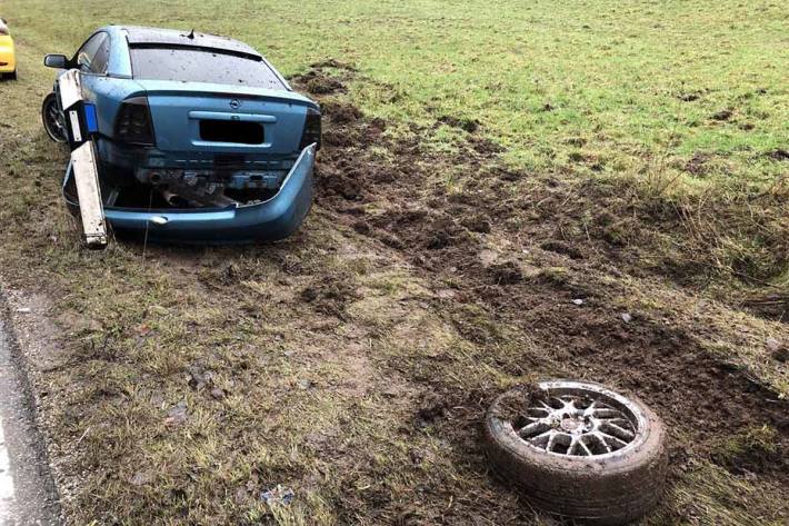 Der 19-jährige Mann kam aufgrund regennasser Fahrbahn ins Schleudern und nach rechts von der Fahrbahn ab