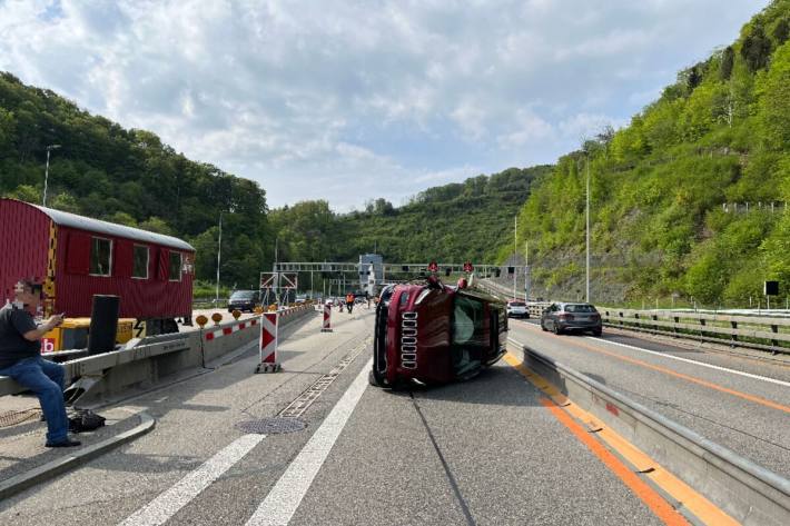 Der Jeep landete seitlich auf der Autobahn