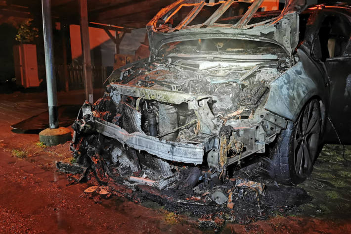 Am Auto entstand durch den Brand Totalschaden.