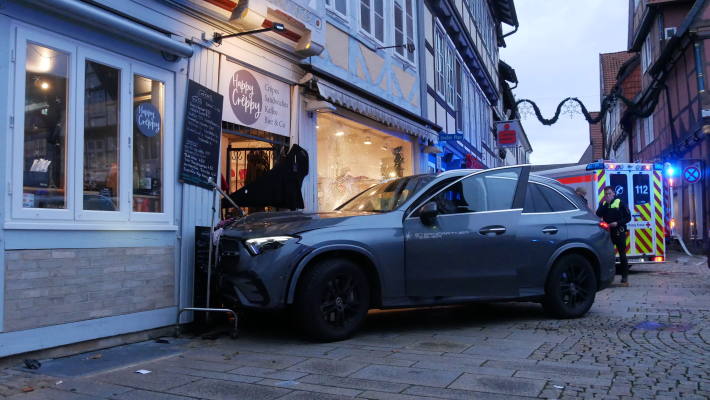 PKW fährt in Hauswand in Celler Altstadt – 6 Verletzte