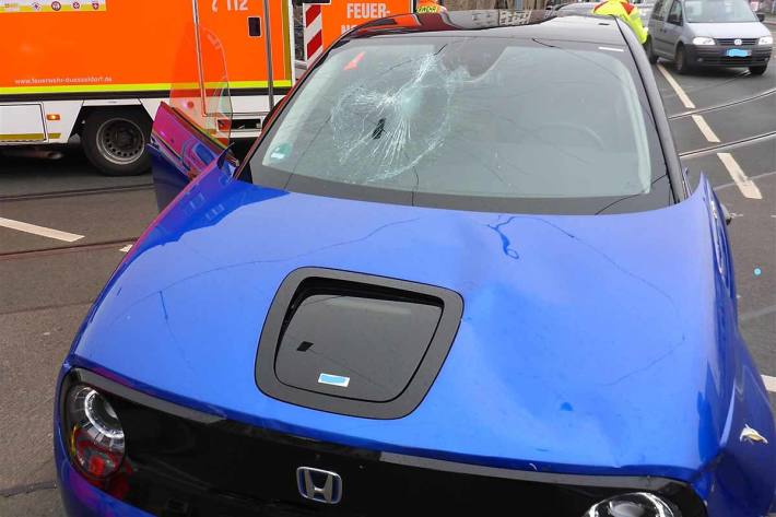 Die Radlerin wurde in Düsseldorf vom Pkw erfasst und auf die Straße geschleudert