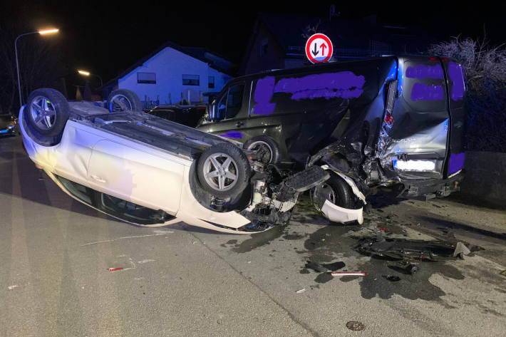 Auto landet bei Unfall in Stolberg auf dem Dach