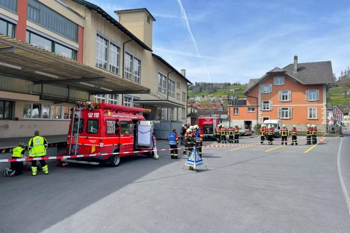 Eine Person musste mit Verdacht auf Rauchgasvergiftung ins Spital gebracht werden.