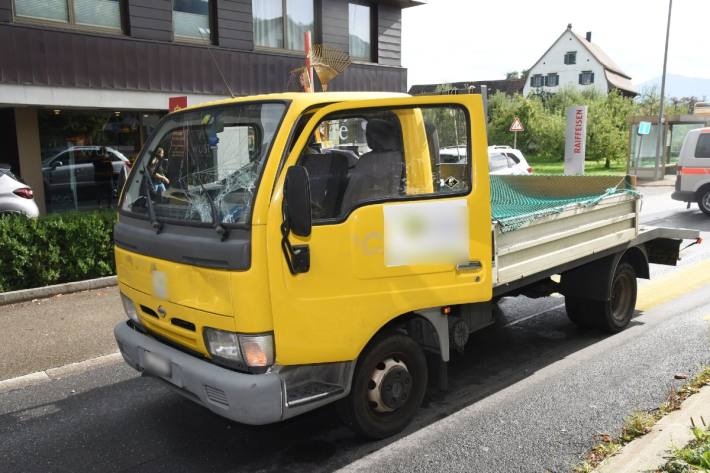 Fussgänger wird von Lieferwagen angefahren.