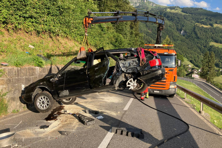 Mit der Mauer kollidiert 