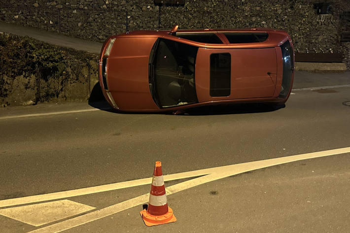 Auto kippt über Zufahrtsrampe
