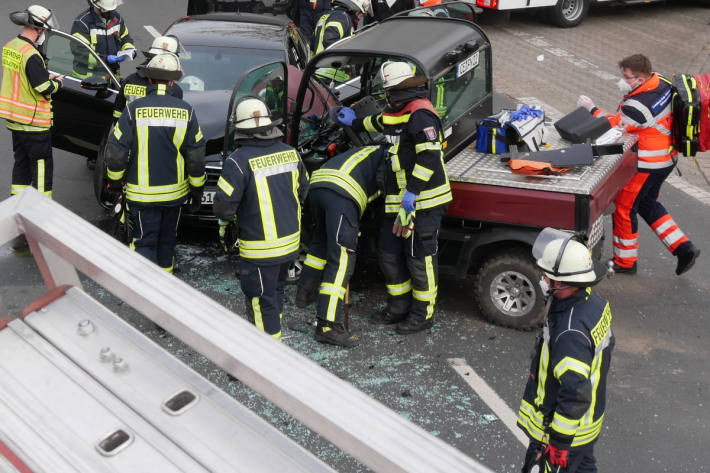 Schwerer Verkehrsunfall im Garnseeweg - zwei PKW stoßen frontal zusammen!