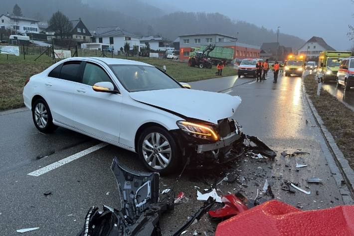 Ein Auto geriet auf die Gegenfahrbahn.