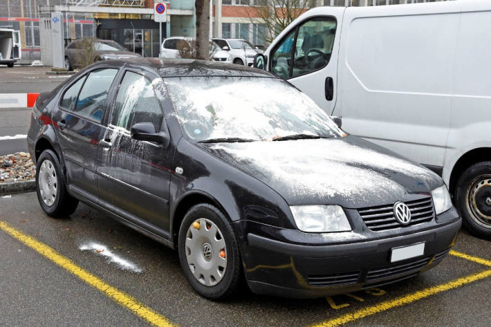 Der Wagen wurde zerkratzt und mit Mehl, Eiern und Fäkalien beschmiert.