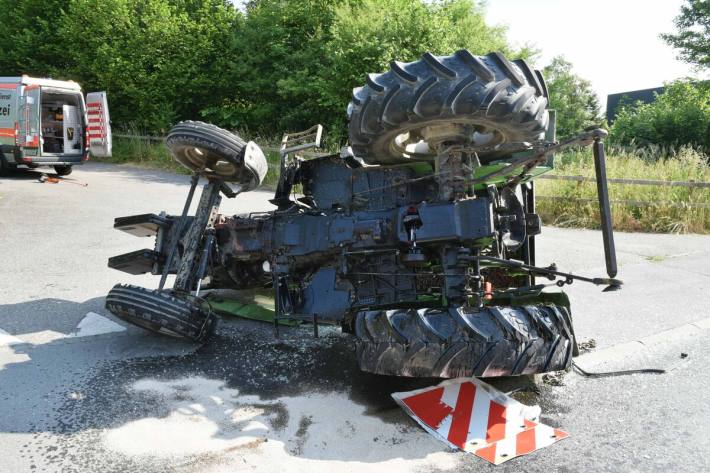 Der Traktor kippte zur Seite