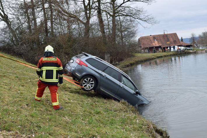 In Büron LU ist gestern ein Auto in einen Weiher gerollt.